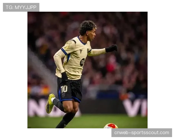 终场哨响，马赛门将保·洛佩斯大声指挥后防线复盘本次防守定位球失误